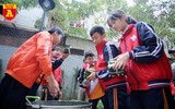 Học sinh Hà Nội thích thú thi gói bánh chưng, giã bánh dày, viết thư pháp